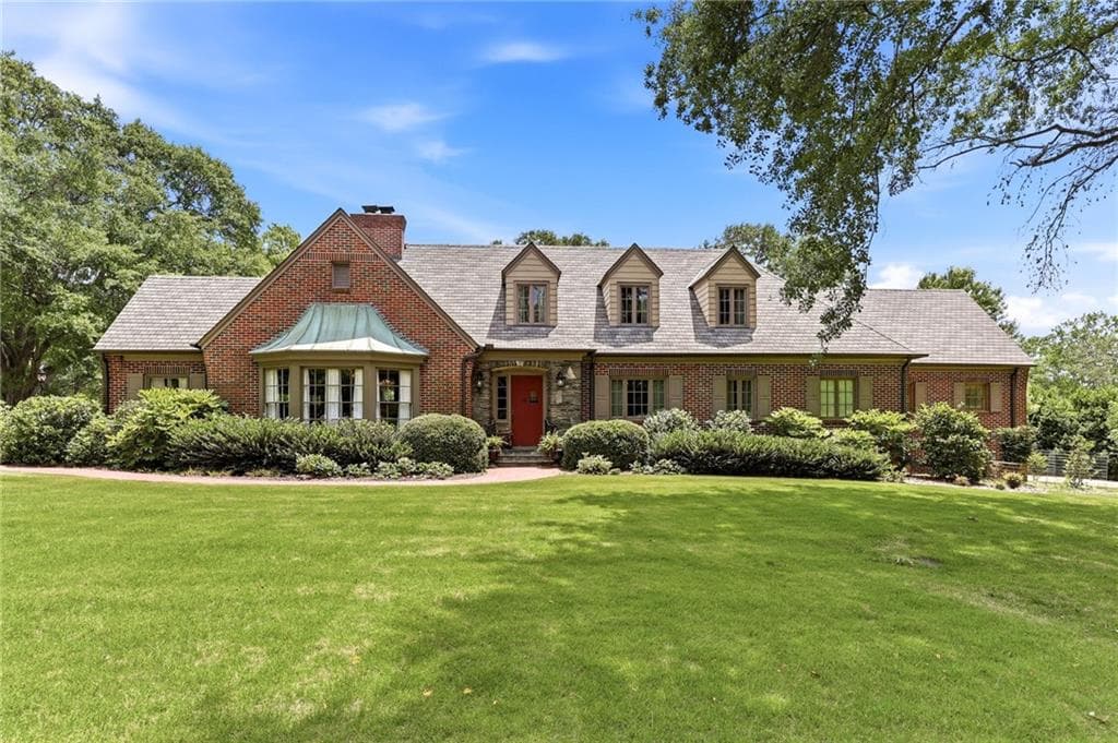 5 bedroom, 5 bathroom, 5,066 sq ft single family residence under contract at 511 Dixon Drive, Gainesville, GA 30501 — photo 2