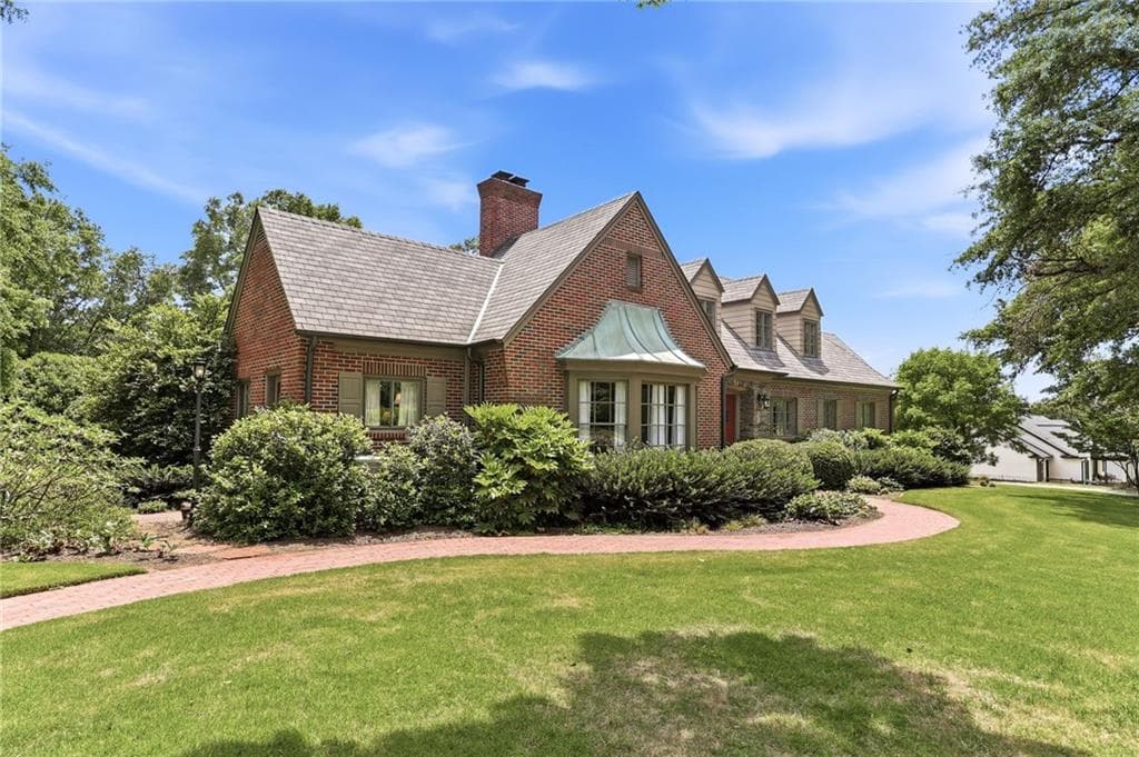 5 bedroom, 5 bathroom, 5,066 sq ft single family residence under contract at 511 Dixon Drive, Gainesville, GA 30501 — photo 5