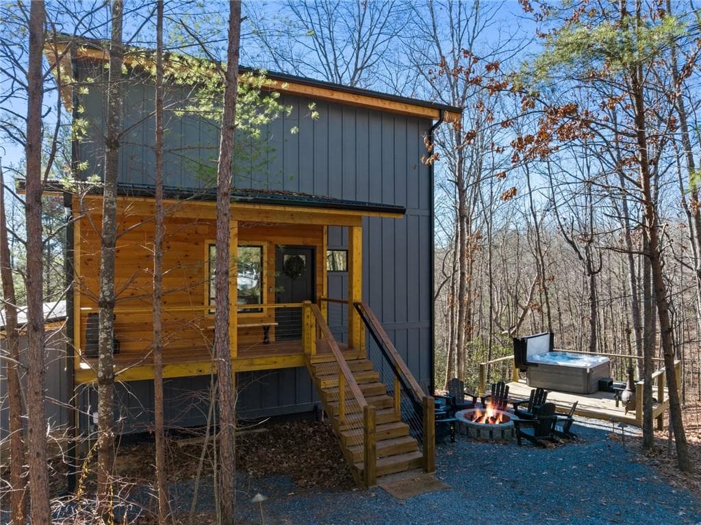 4 bedroom, 4 bathroom, 2,300 sq ft single family residence under contract at 572 Left Turn, Blue Ridge, GA 30513 — photo 2