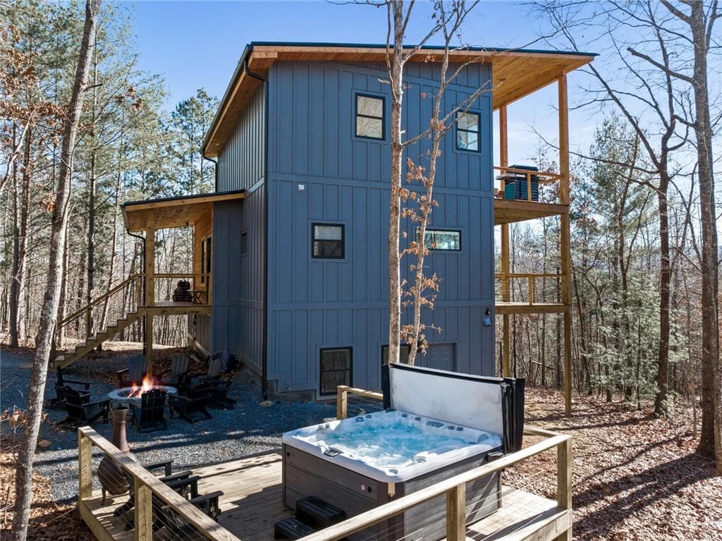 4 bedroom, 4 bathroom, 2,300 sq ft single family residence under contract at 572 Left Turn, Blue Ridge, GA 30513 — photo 3