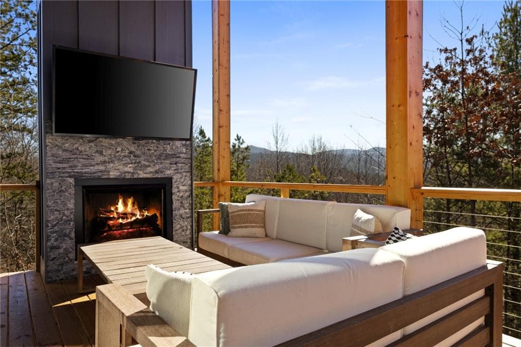 4 bedroom, 4 bathroom, 2,300 sq ft single family residence under contract at 572 Left Turn, Blue Ridge, GA 30513 — photo 7