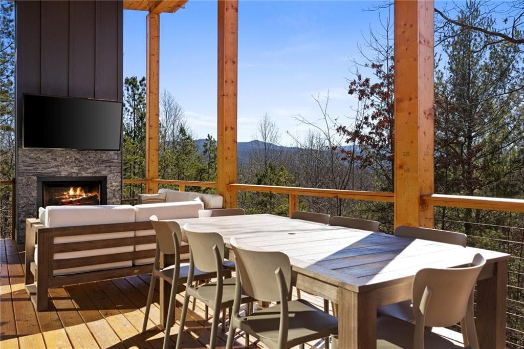 4 bedroom, 4 bathroom, 2,300 sq ft single family residence under contract at 572 Left Turn, Blue Ridge, GA 30513 — photo 8