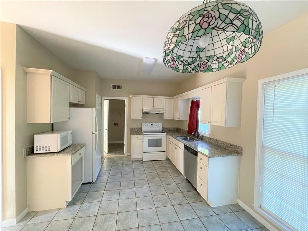 4 bedroom, 4 bathroom, 2,234 sq ft single family residence for rent at 10730 Pinewalk Forest Circle, Alpharetta, GA 30022 for $3,000 a month — photo 8