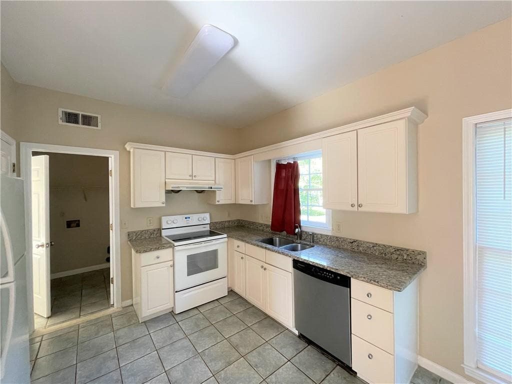 4 bedroom, 4 bathroom, 2,234 sq ft single family residence for rent at 10730 Pinewalk Forest Circle, Alpharetta, GA 30022 for $3,000 a month — photo 9