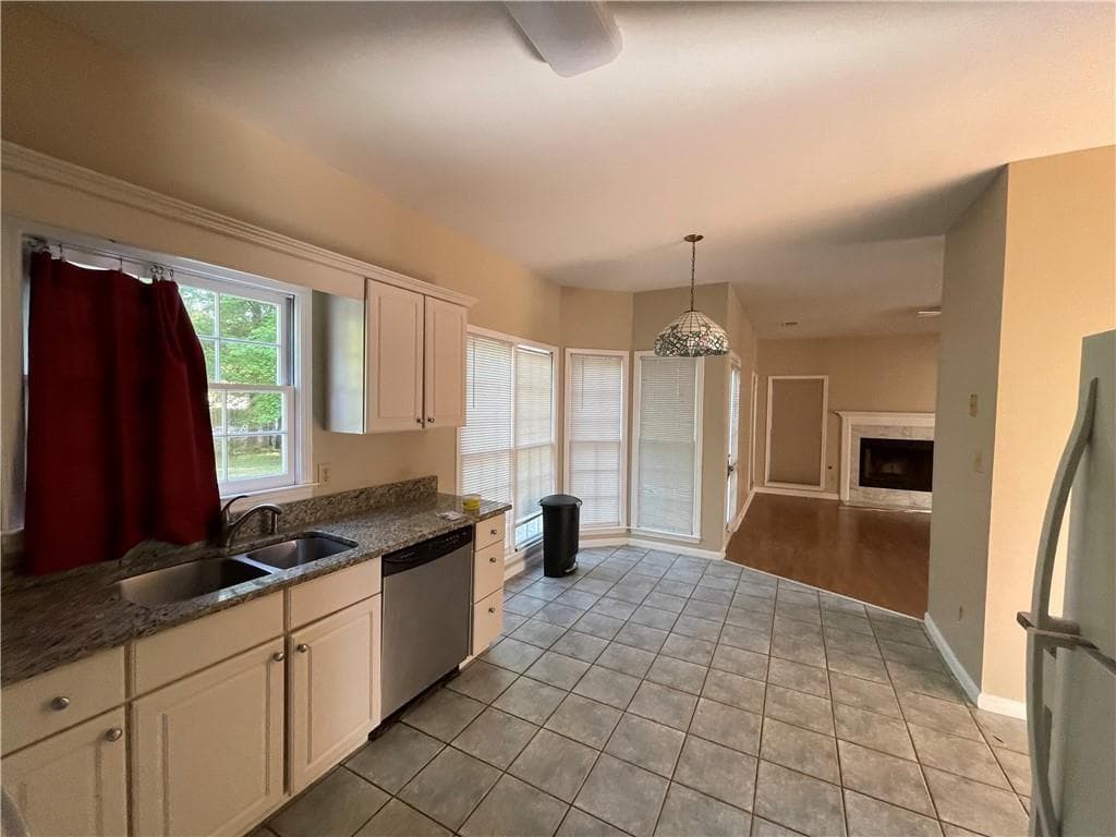 4 bedroom, 4 bathroom, 2,234 sq ft single family residence for rent at 10730 Pinewalk Forest Circle, Alpharetta, GA 30022 for $3,000 a month — photo 10