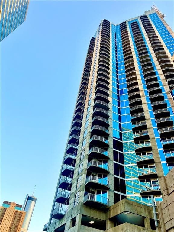 2 bedroom, 2 bathroom, 1,127 sq ft condominium under contract at 400 W Peachtree Street 1804, Atlanta, GA 30308