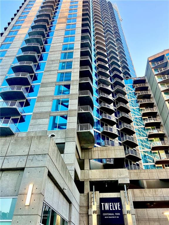 2 bedroom, 2 bathroom, 1,127 sq ft condominium under contract at 400 W Peachtree Street 1804, Atlanta, GA 30308 — photo 3