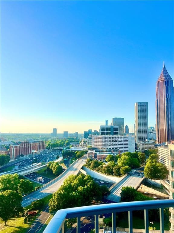 2 bedroom, 2 bathroom, 1,127 sq ft condominium under contract at 400 W Peachtree Street 1804, Atlanta, GA 30308 — photo 5