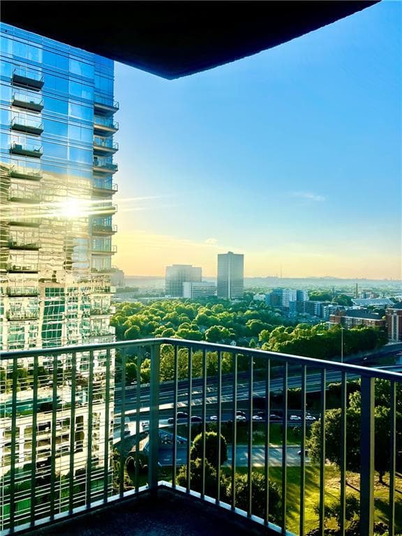 2 bedroom, 2 bathroom, 1,127 sq ft condominium under contract at 400 W Peachtree Street 1804, Atlanta, GA 30308 — photo 6