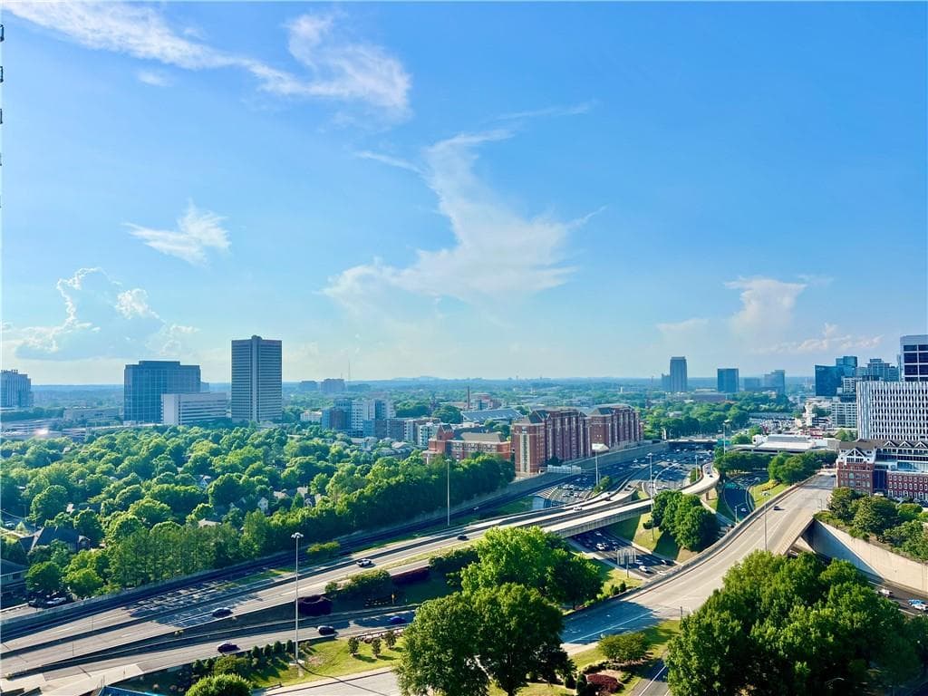 2 bedroom, 2 bathroom, 1,127 sq ft condominium under contract at 400 W Peachtree Street 1804, Atlanta, GA 30308 — photo 8