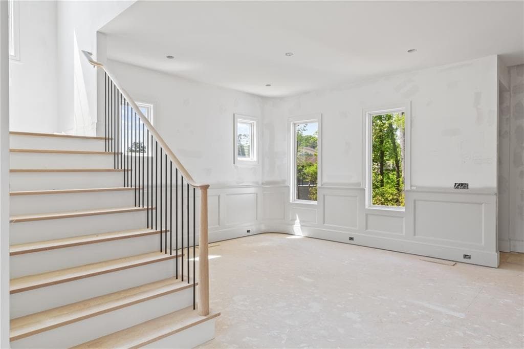 5 bedroom, 5 bathroom, 5,100 sq ft single family residence under contract at 10910 Woodstock Road, Roswell, GA 30075 — photo 4