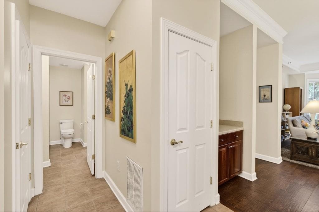 2 bedroom, 1 bathroom, 1,100 sq ft condominium for sale at 850 Piedmont Avenue 2306, Atlanta, GA 30308 — photo 3