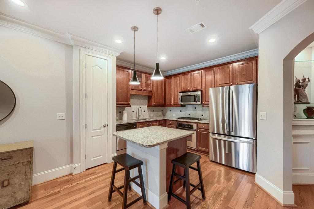 2 bedroom, 2 bathroom, 1,457 sq ft condominium under contract at 2300 Peachford Road 3209, Dunwoody, GA 30338 — photo 2