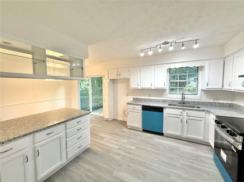 4 bedroom, 2 bathroom, 1,752 sq ft single family residence for sale at 3681 Lavilla Drive, Powder Springs, GA 30127 — photo 9