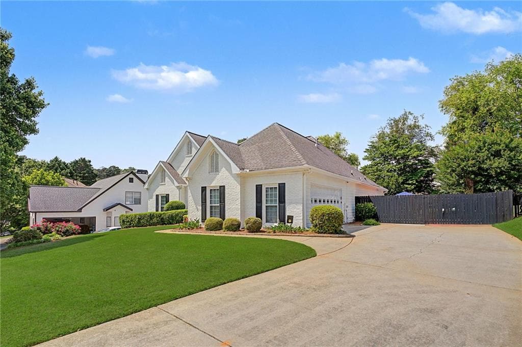 3 bedroom, 2 bathroom, 2,386 sq ft single family residence for sale at 4045 Cherry Ridge Walk, Suwanee, GA 30024 — photo 2