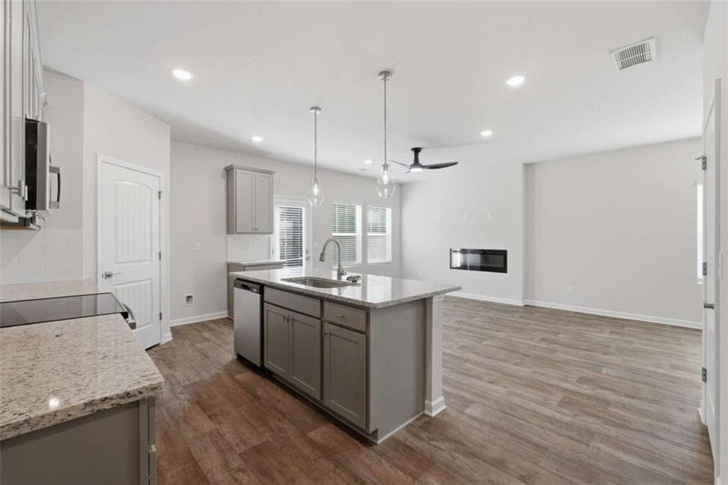 4 bedroom, 3 bathroom, 1,852 sq ft townhouse under contract at 3656 PARKWAY JAMES Drive, Snellville, GA 30039 — photo 5