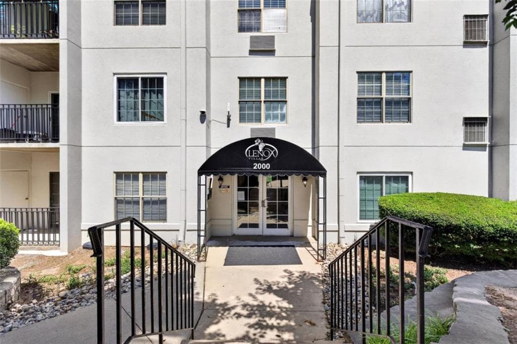 1 bedroom, 1 bathroom, 840 sq ft condominium for sale at 970 Sidney Marcus Boulevard 2417, Atlanta, GA 30324 — photo 2