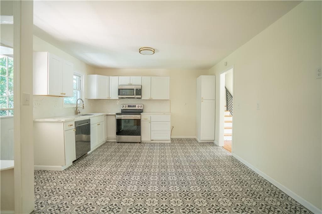 3 bedroom, 2 bathroom, 1,874 sq ft single family residence for sale at 2524 Glenrock Drive, Decatur, GA 30032 — photo 6