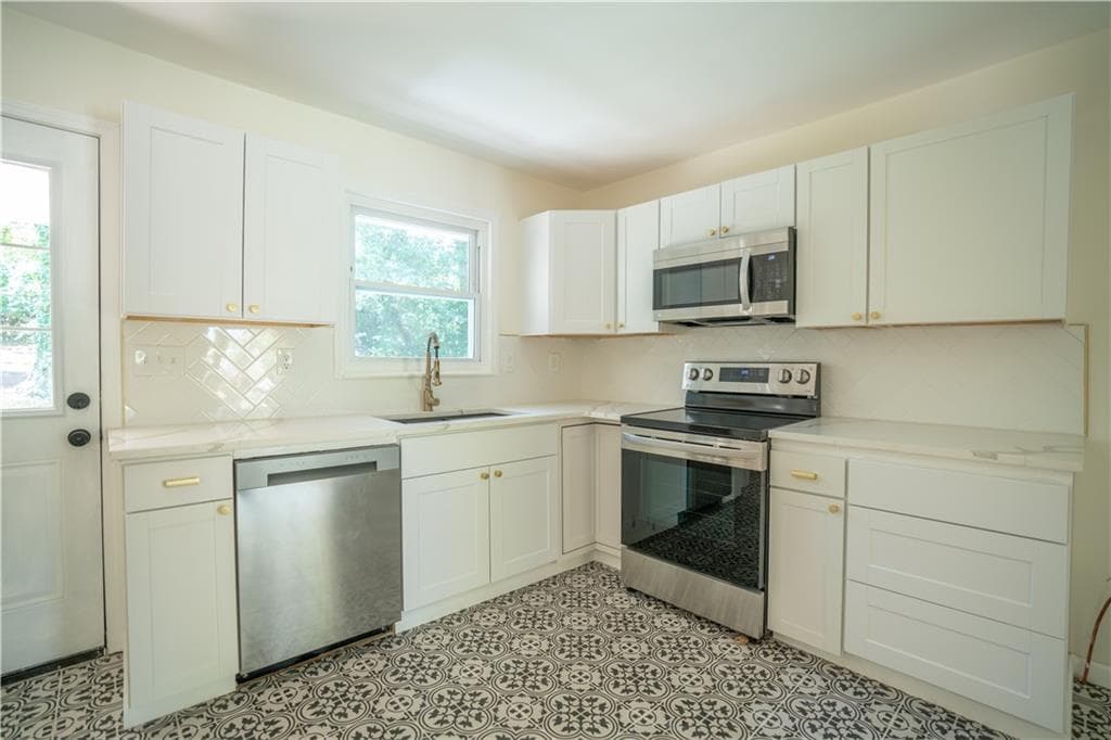 3 bedroom, 2 bathroom, 1,874 sq ft single family residence for sale at 2524 Glenrock Drive, Decatur, GA 30032 — photo 7