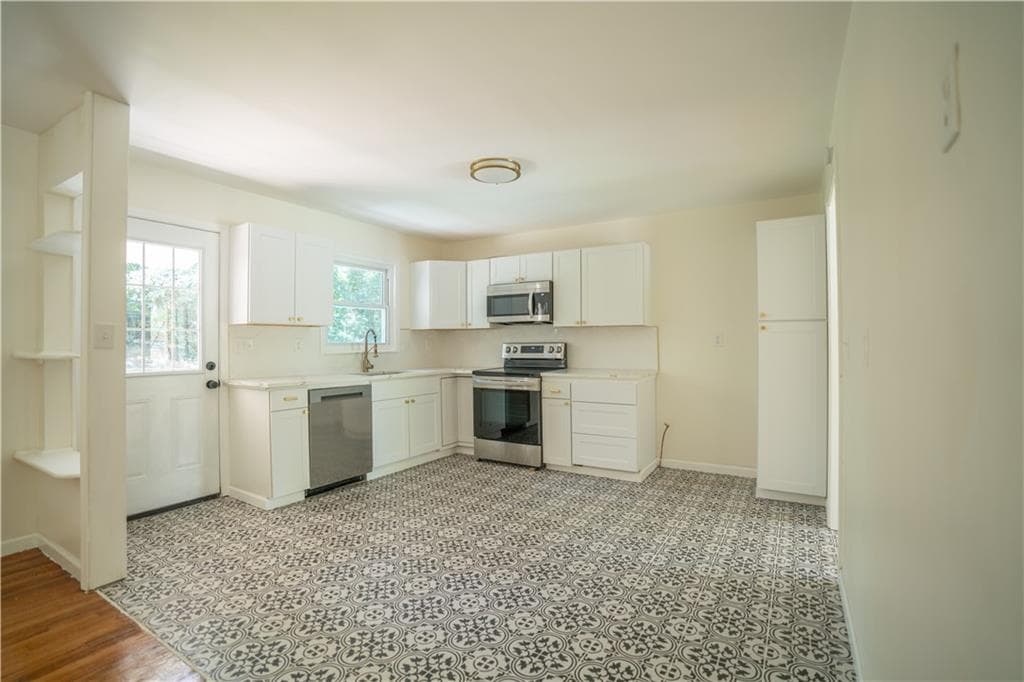 3 bedroom, 2 bathroom, 1,874 sq ft single family residence for sale at 2524 Glenrock Drive, Decatur, GA 30032 — photo 8