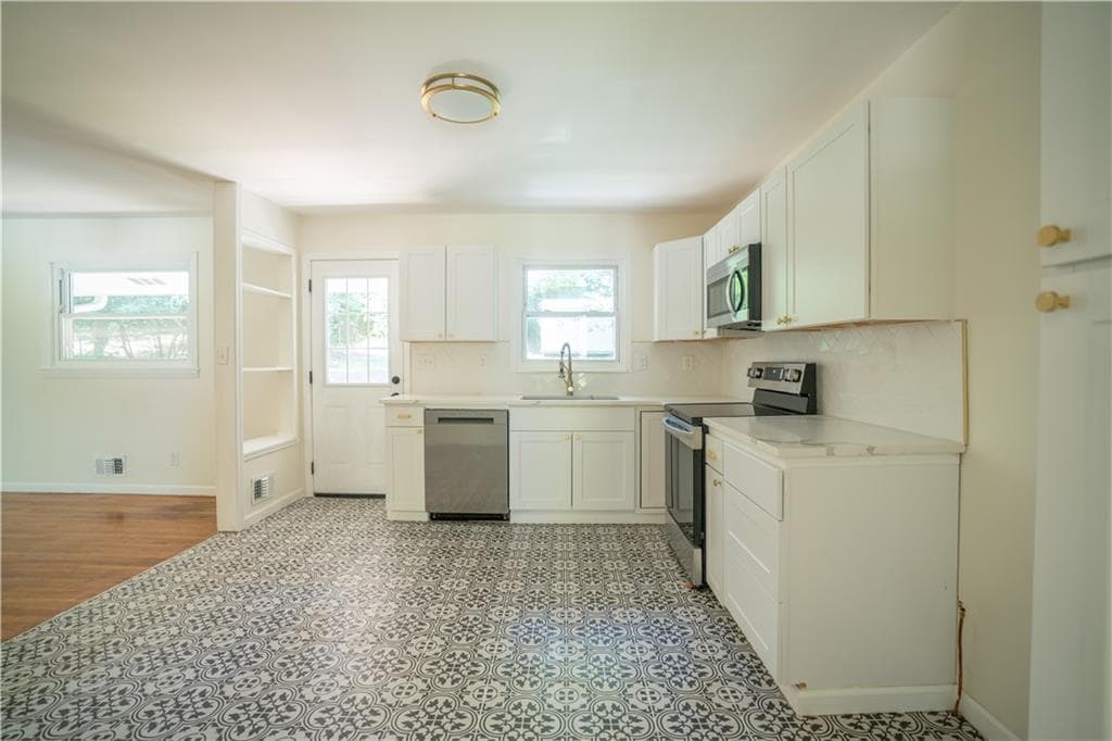 3 bedroom, 2 bathroom, 1,874 sq ft single family residence for sale at 2524 Glenrock Drive, Decatur, GA 30032 — photo 9