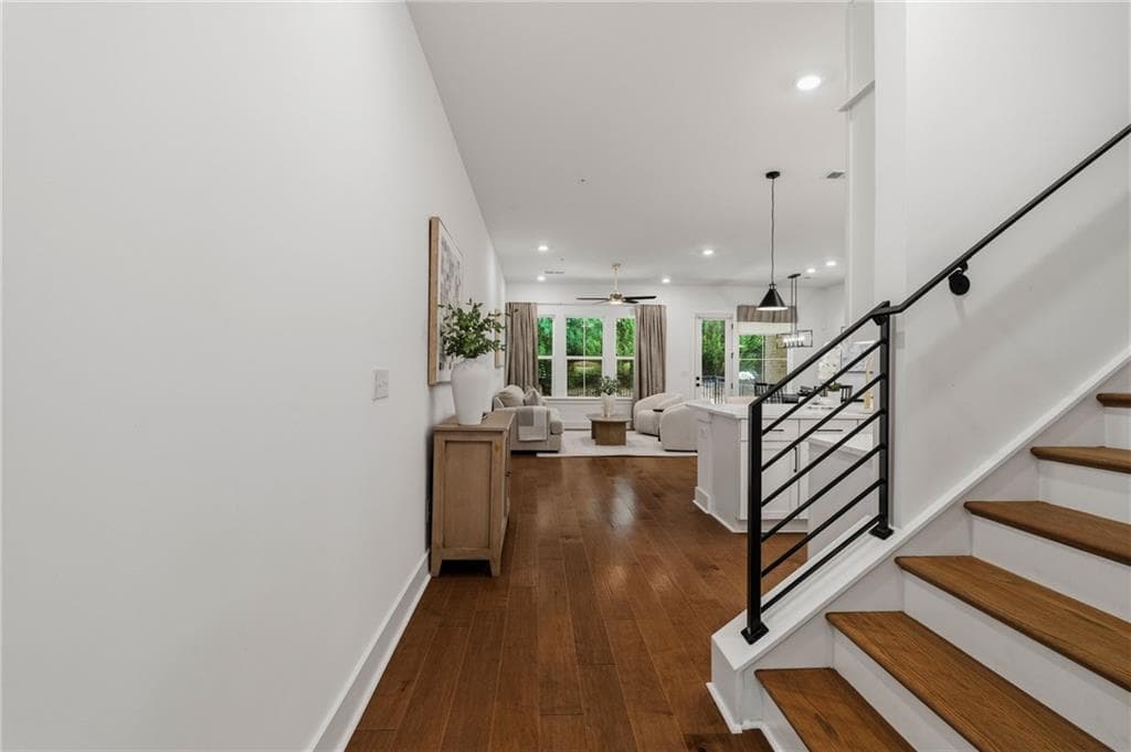 3 bedroom, 4 bathroom, 2,685 sq ft townhouse under contract at 1040 Harper Drive, Roswell, GA 30076 — photo 8