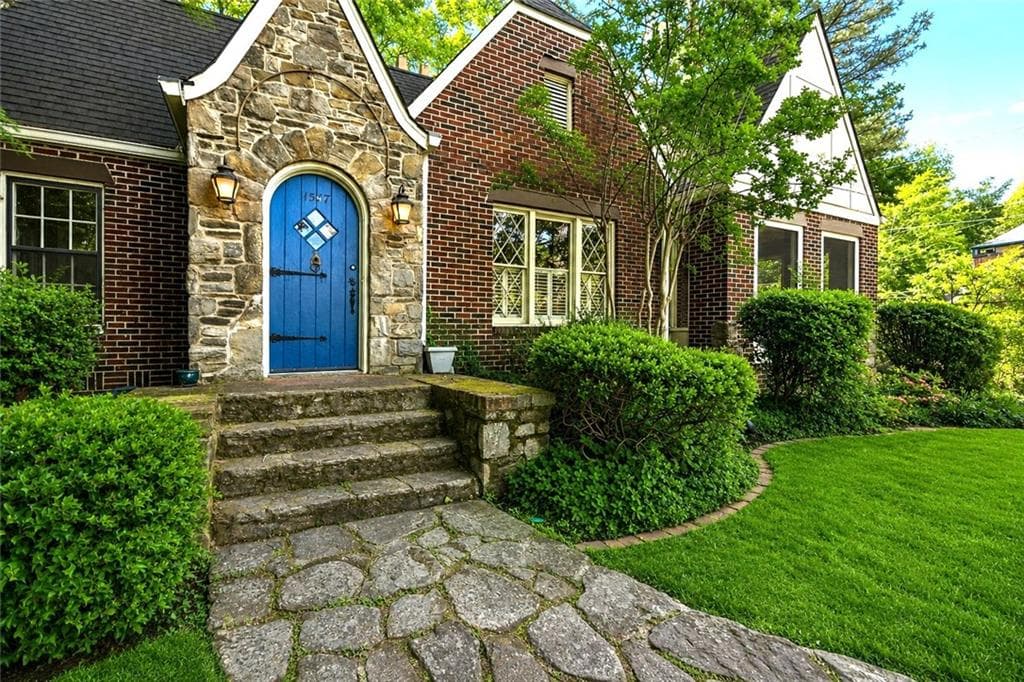 2 bedroom, 2 bathroom single family residence under contract at 1547 Johnson Road, Atlanta, GA 30306 — photo 3