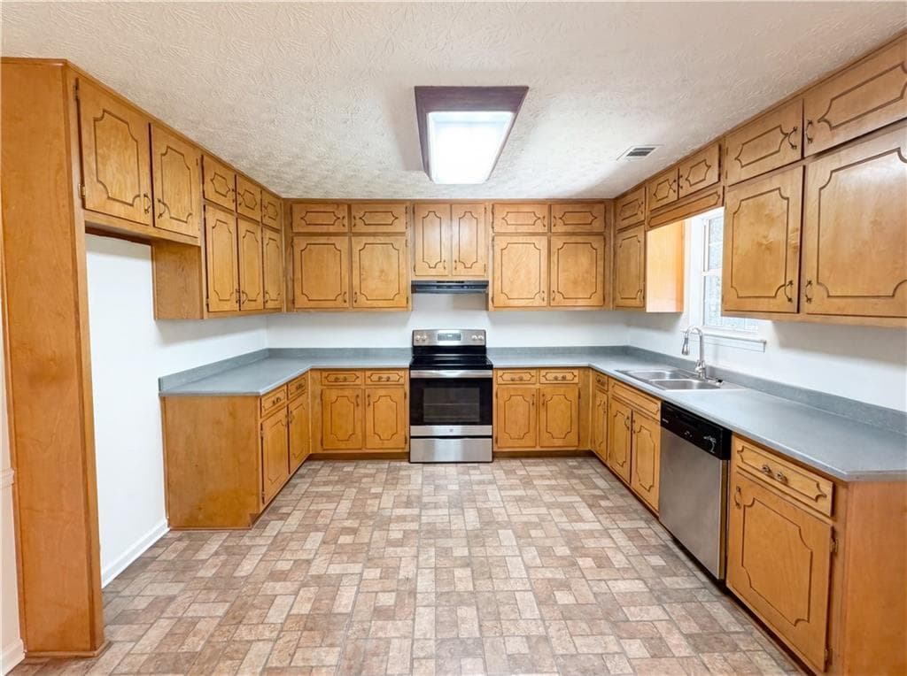 3 bedroom, 2 bathroom, 1,388 sq ft single family residence under contract at 90 Rolling Ridge Drive, Covington, GA 30016 — photo 6