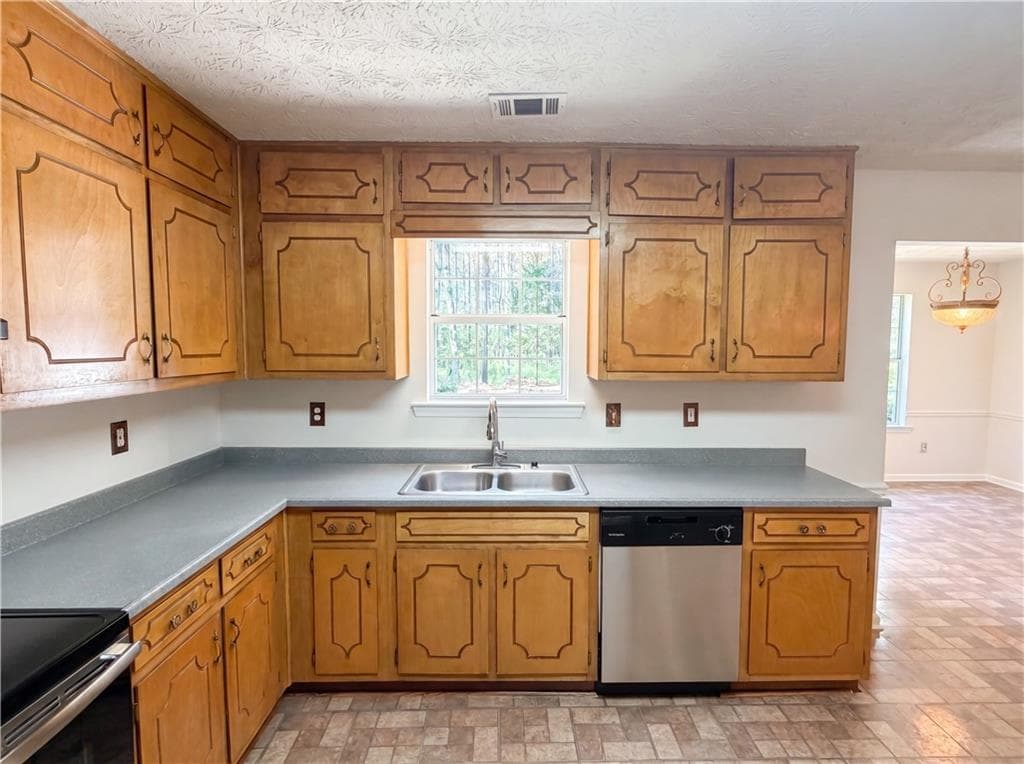 3 bedroom, 2 bathroom, 1,388 sq ft single family residence under contract at 90 Rolling Ridge Drive, Covington, GA 30016 — photo 7