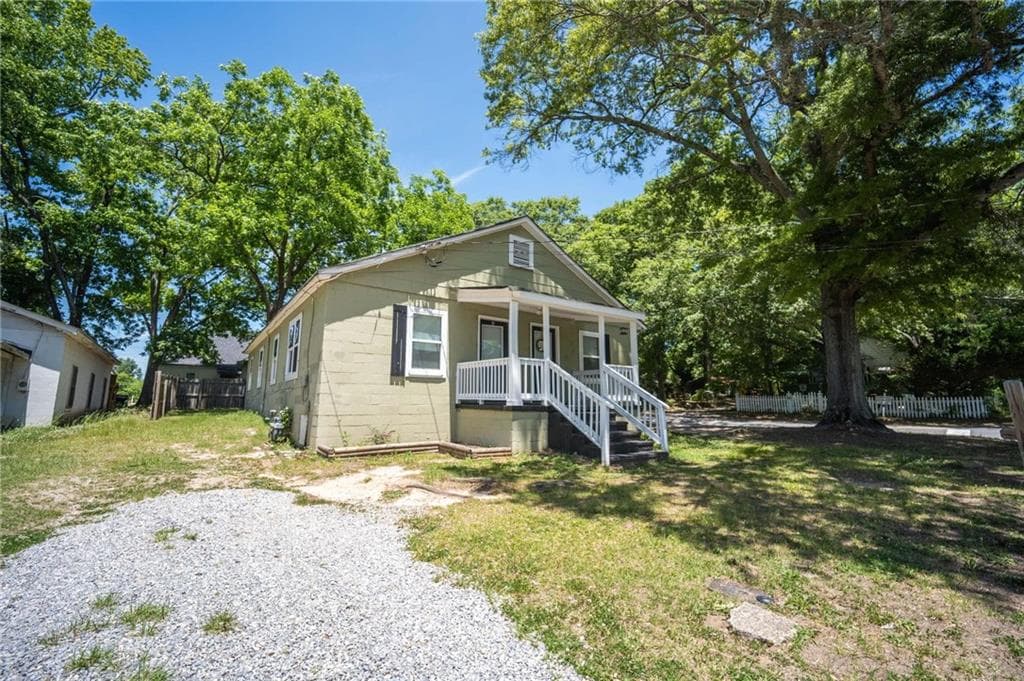 duplex under contract at 90 Martin Luther King Jr Drive, Winder, GA 30680 — photo 2