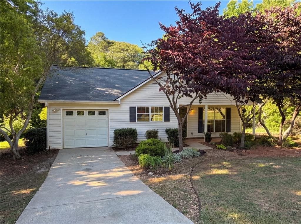 3 bedroom, 2 bathroom, 1,297 sq ft single family residence for sale at 202 Bluff Court, Jackson, GA 30233 — photo 1 of 17