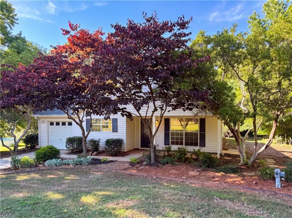3 bedroom, 2 bathroom, 1,297 sq ft single family residence for sale at 202 Bluff Court, Jackson, GA 30233 — photo 2