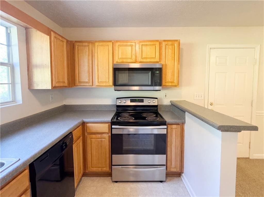 3 bedroom, 2 bathroom, 1,297 sq ft single family residence for sale at 202 Bluff Court, Jackson, GA 30233 — photo 4