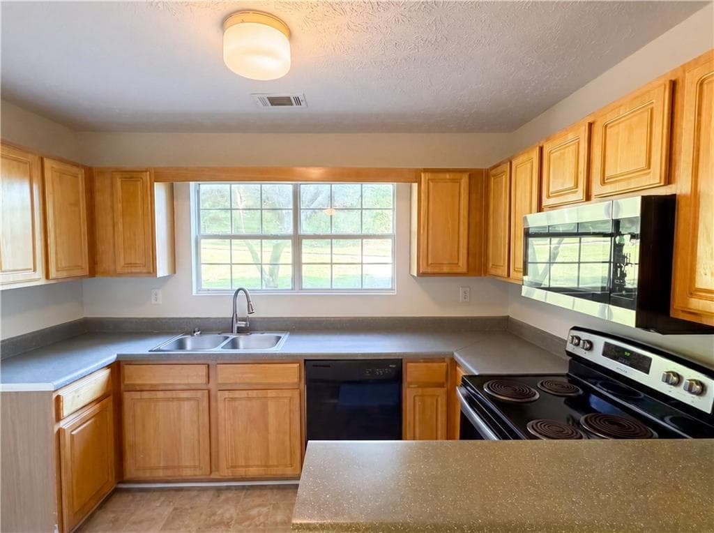 3 bedroom, 2 bathroom, 1,297 sq ft single family residence for sale at 202 Bluff Court, Jackson, GA 30233 — photo 5