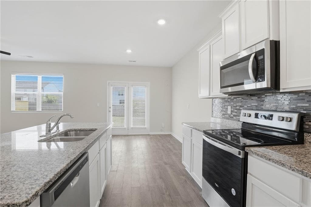 5 bedroom, 4 bathroom, 2,752 sq ft single family residence under contract at 2407 Pelham Pass, Dacula, GA 30019 — photo 9
