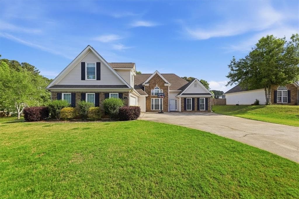 4 bedroom, 2 bathroom, 2,210 sq ft single family residence under contract at 84 PEBBLE CREEK Drive, Newnan, GA 30265