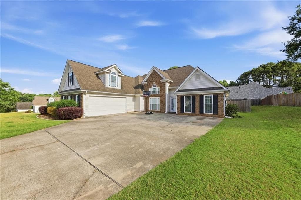 4 bedroom, 2 bathroom, 2,210 sq ft single family residence under contract at 84 PEBBLE CREEK Drive, Newnan, GA 30265 — photo 3