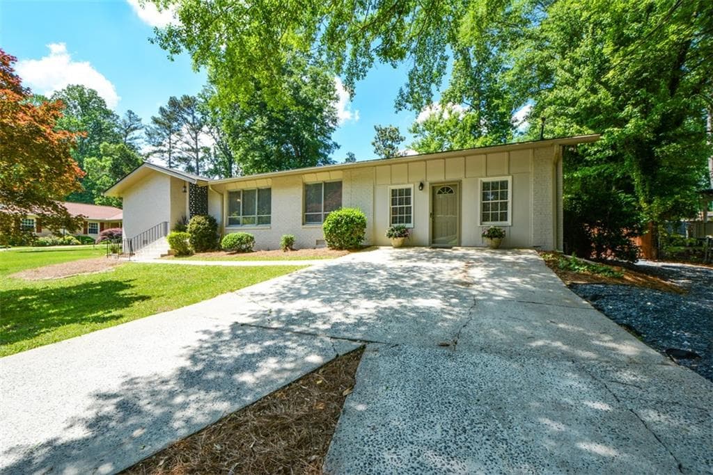 4 bedroom, 3 bathroom, 2,142 sq ft single family residence for sale at 2801 SE Sagamore Hill Drive, Marietta, GA 30067 — photo 3