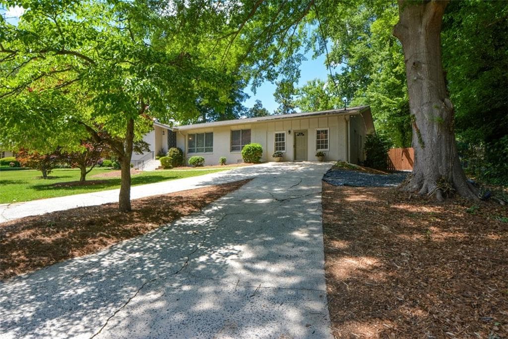 4 bedroom, 3 bathroom, 2,142 sq ft single family residence for sale at 2801 SE Sagamore Hill Drive, Marietta, GA 30067 — photo 4