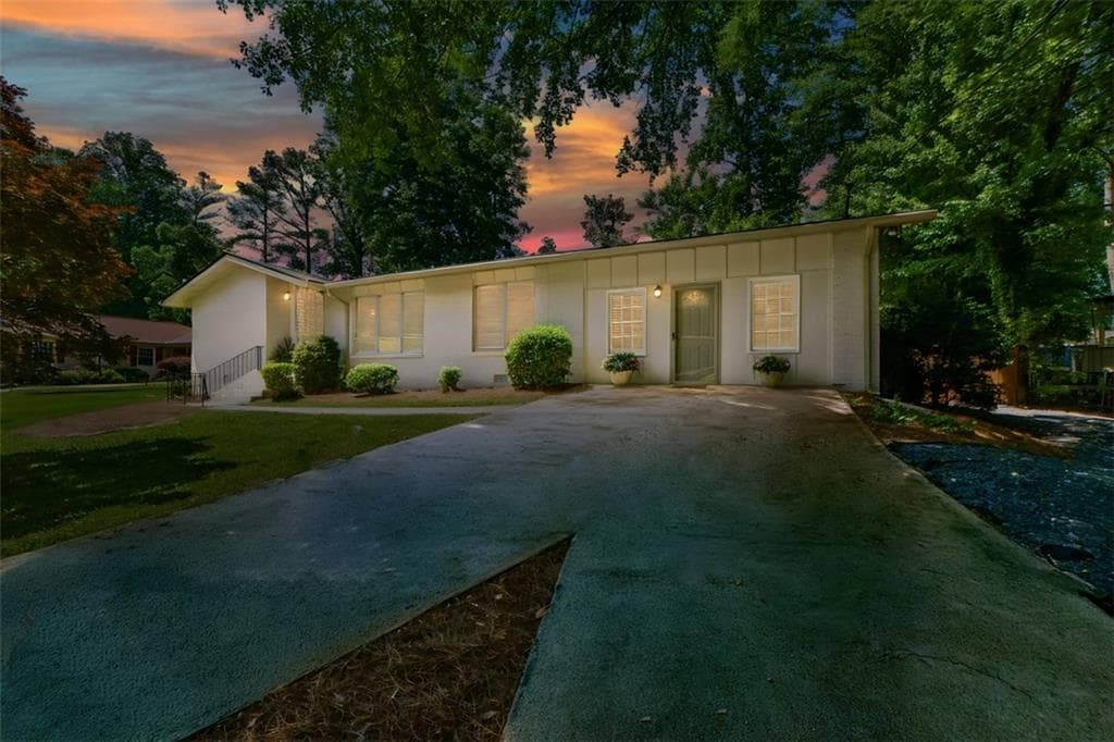 4 bedroom, 3 bathroom, 2,142 sq ft single family residence for sale at 2801 SE Sagamore Hill Drive, Marietta, GA 30067 — photo 2
