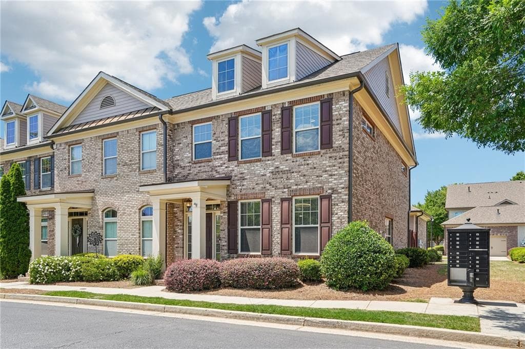 3 bedroom, 3 bathroom, 1,867 sq ft townhouse for sale at 4199 Baverton Drive, Suwanee, GA 30024 — photo 2