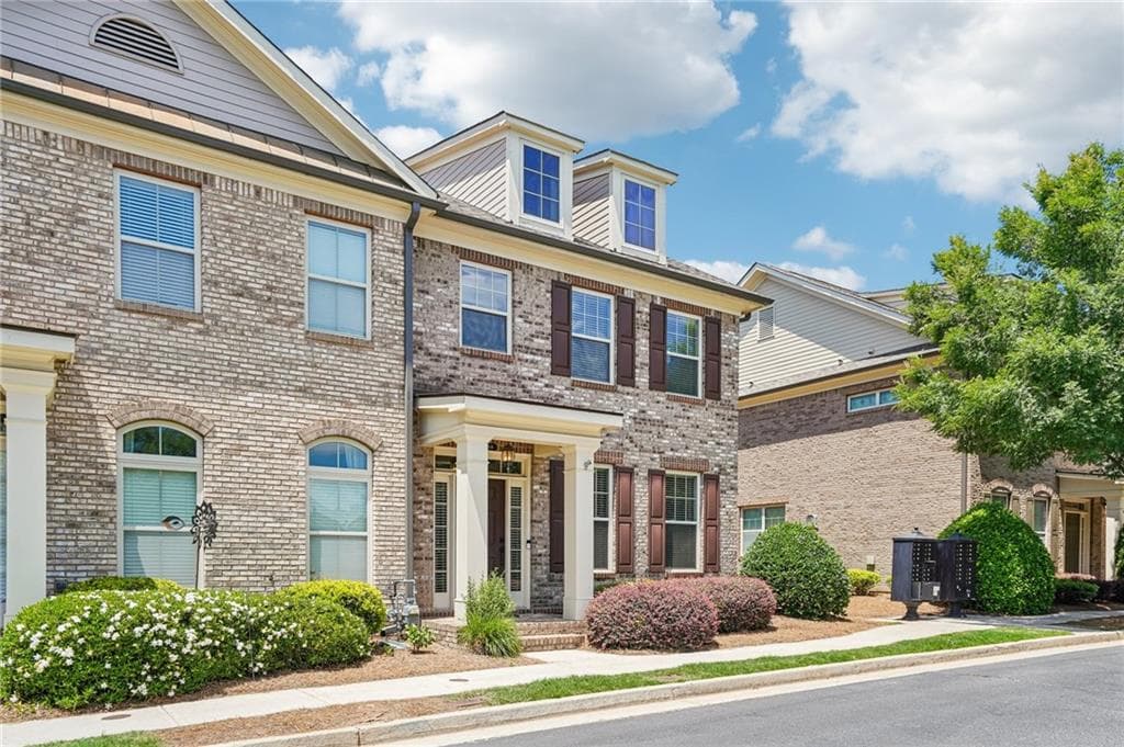3 bedroom, 3 bathroom, 1,867 sq ft townhouse for sale at 4199 Baverton Drive, Suwanee, GA 30024 — photo 3