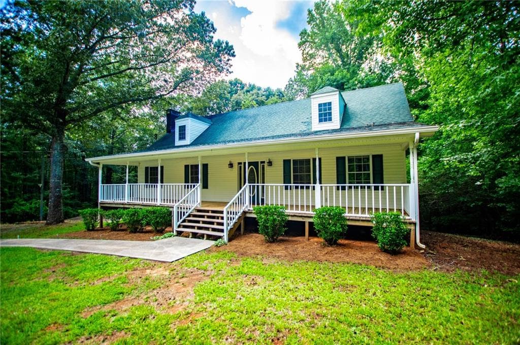 4 bedroom, 3 bathroom, 2,734 sq ft single family residence under contract at 8291 Highway 5, Whitesburg, GA 30185 — photo 2