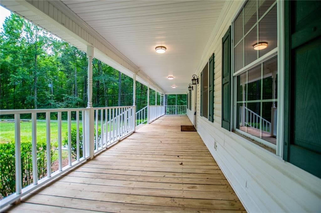 4 bedroom, 3 bathroom, 2,734 sq ft single family residence under contract at 8291 Highway 5, Whitesburg, GA 30185 — photo 9
