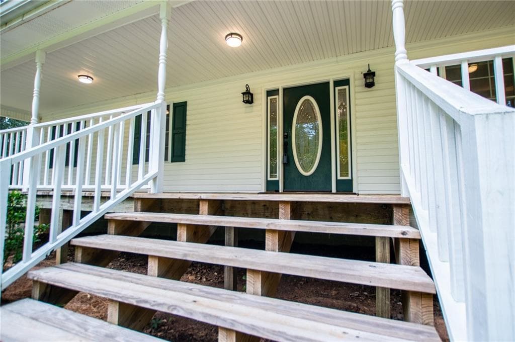 4 bedroom, 3 bathroom, 2,734 sq ft single family residence under contract at 8291 Highway 5, Whitesburg, GA 30185 — photo 10