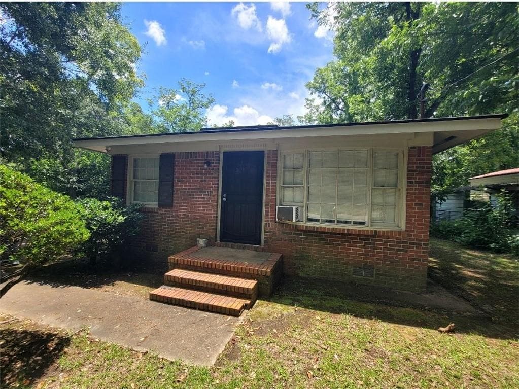 3 bedroom, 1 bathroom, 912 sq ft single family residence for sale at 1106 E Society Avenue, Albany, GA 31705 — photo 1 of 10