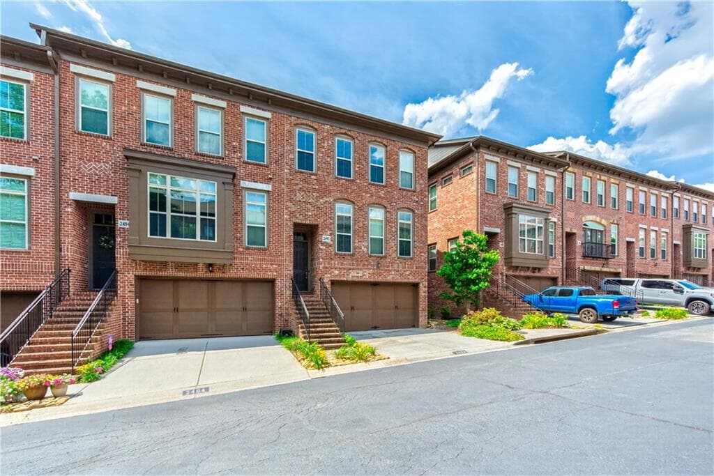 3 bedroom, 4 bathroom, 2,331 sq ft townhouse for sale at 2492 Crescent Park Court 16, Atlanta, GA 30339 — photo 3