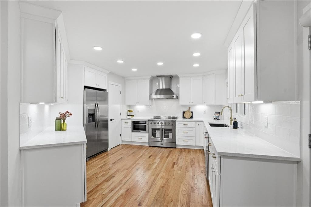 3 bedroom, 3 bathroom, 2,398 sq ft single family residence for sale at 10210 Kinross Road, Roswell, GA 30076 — photo 2