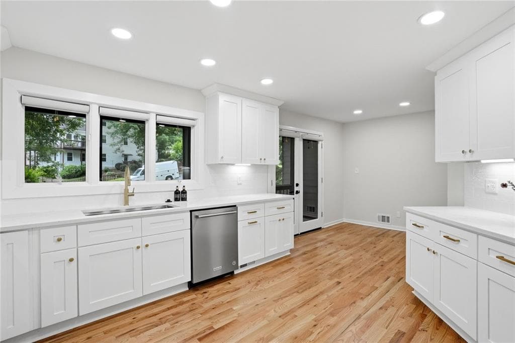 3 bedroom, 3 bathroom, 2,398 sq ft single family residence for sale at 10210 Kinross Road, Roswell, GA 30076 — photo 3