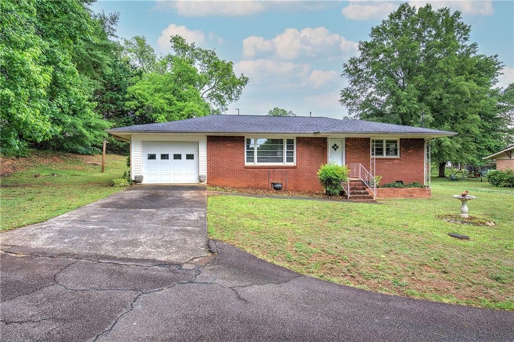 2 bedroom, 1 bathroom, 1,080 sq ft single family residence sold at 2 Davis Drive, Cartersville, GA 30120